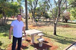 Vereador Laércio Trevisan Jr. acompanhou os serviços de revitalização do playground, pintura dos bancos e poda das árvores realizado na Praça Imaculada Conceição