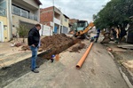 Em visita anterior, no mês de julho, o vereador havia constatado que esgoto vazava e adentrava residências