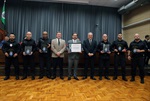 Membros da Célula de Intervenção Rápida CIR do Centro de Detenção Provisória recebem pasta com a moção de aplausos 143/2022 