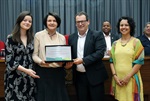 Nancy e Sofia Thame recebendo homenagem da Unimed