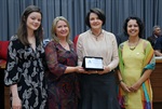 Nancy e Sofia Thame recebendo homenagem da Acipi