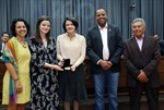 Nancy e Sofia Thame recebendo a Medalha de Mérito Legislativo em homenagem a Mendes Thame