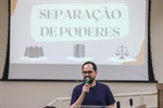 Bruno de Oliveira explicando as funções dos poderes Executivo, Legislativo e Judiciário