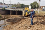 Segundo o vereador, lixo, terra, cascalho, mato e objetos descartados, como pneus e entulho, impediam o escoamento da água