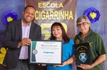 Homenagem foi entregue na sede da escola, em solenidade que contou com a participação dos alunos e professores da escola