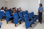 Visita dos alunos da escola estadual Barão do Rio Branco no setor de Gestão de Documentação e Arquivo da Câmara