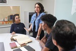 Visita dos alunos da escola estadual Barão do Rio Branco no setor de Gestão de Documentação e Arquivo da Câmara