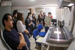 Visita dos alunos da escola estadual Barão do Rio Branco no setor de Gestão de Documentação e Arquivo da Câmara