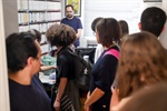 Visita dos alunos da escola estadual Barão do Rio Branco no setor de Gestão de Documentação e Arquivo da Câmara