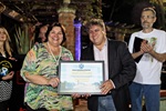 A secretária da Ação Cultural, Rosângela Camolese, na entrega da moção
