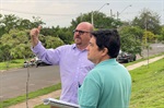 Vereador Anilton Rissato em visita a campo de futebol no Jardim Colina Verde