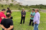 Vereador Anilton Rissato em visita a campo de futebol no Jardim Colina Verde