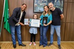 Carolina, entre o vereador Thiago Ribeiro e seus pais Alexandre e Maria Elisa Spruck
