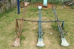 Brinquedos estão enferrujados, quebrados e sem pintura