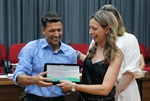 Rafael recebe a placa alusiva ao Título de Cidadão Piracicabano