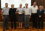 Major PM Adriana Nunes sendo homenegeada