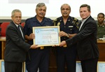 Guarda civil Manoel Luiz da Silva entre Capitão Gomes, Silas Romualdo e Trevisan Júnior.