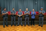 Soldados Greco e Fazzian receberam a moção de aplausos, representando o 10º Batalhão da Polícia Militar