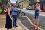 Segundo moradores, lombada é necessária para coibir que veículos transitem em alta velocidade pelo local