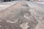 Fotos anexadas à indicação 210/2023 mostram deformações no asfalto da rua Dona Hilda, na Pauliceia