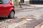 Vereador registrou trechos mais críticos da avenida que será recapeada