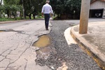 Vereador registrou trechos mais críticos da avenida que será recapeada