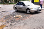 Vereador registrou trechos mais críticos da avenida que será recapeada