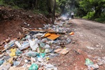 Além da falta de manutenção, estão depositando lixo no local