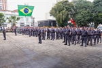 Tropa do 10º BPM/I perfilada para recepcionar as autoridades militares e civis presentes no evento