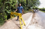 Calçada destruída no trecho final da avenida Frei Francisco Antônio Perin