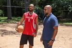 Acácio Godoy conversa com o jogador de basquete João Marcel de Mattos Amaro