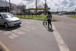 Moradores e pessoas que fazem compras em um supermercado próximo ao terminal nem sempre atravessam na faixa de pedestres, diz vereador