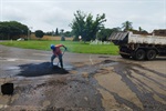 Operação tapa-buraco reforça segurança de rotatória no Santa Rita - depois