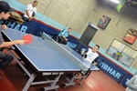 André Bandeira jogando com um aluno