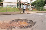 Buracos no asfalto na avenida Eurico Gaspar Dutra, em frente à Escola Municipal Prof. Francisco de Almeida Kronka
