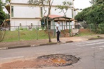Buracos no asfalto na avenida Eurico Gaspar Dutra, em frente à Escola Municipal Prof. Francisco de Almeida Kronka