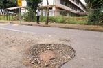 Buracos no asfalto na avenida Eurico Gaspar Dutra, em frente à Escola Municipal Prof. Francisco de Almeida Kronka