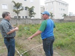 Pedro Cruz visita proprietário de horta no Jd. Elite