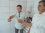 Trevisan com cachorro em atendimento 