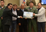 Paiva, José Luiz, Carlinhos e Moschini entregam a moção ao capitão Edgard Marcos Gaspar