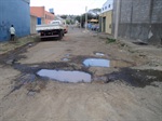 Buracos tomam conta da rua