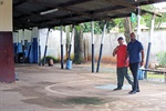 A pedido de moradores, vereador Acácio Godoy vistoriou as condições de espaço esportivo no bairro Cecap