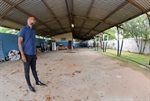 A pedido de moradores, vereador Acácio Godoy vistoriou as condições de espaço esportivo no bairro Cecap
