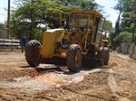 Máquinas preparando o local para o pavimento asfáltico