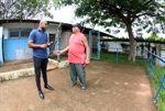 A pedido de moradores, vereador Acácio Godoy vistoriou as condições de espaço esportivo no bairro Cecap