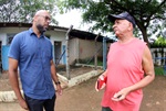 A pedido de moradores, vereador Acácio Godoy vistoriou as condições de espaço esportivo no bairro Cecap