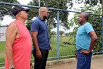 A pedido de moradores, vereador Acácio Godoy vistoriou as condições de espaço esportivo no bairro Cecap