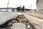 Buraco acumula infiltrações de água da chuva