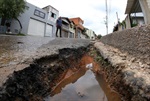 Asfalto não existe mais na via em função da quantidade e tamanho dos buracos