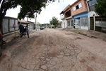 Asfalto não existe mais na via em função da quantidade e tamanho dos buracos